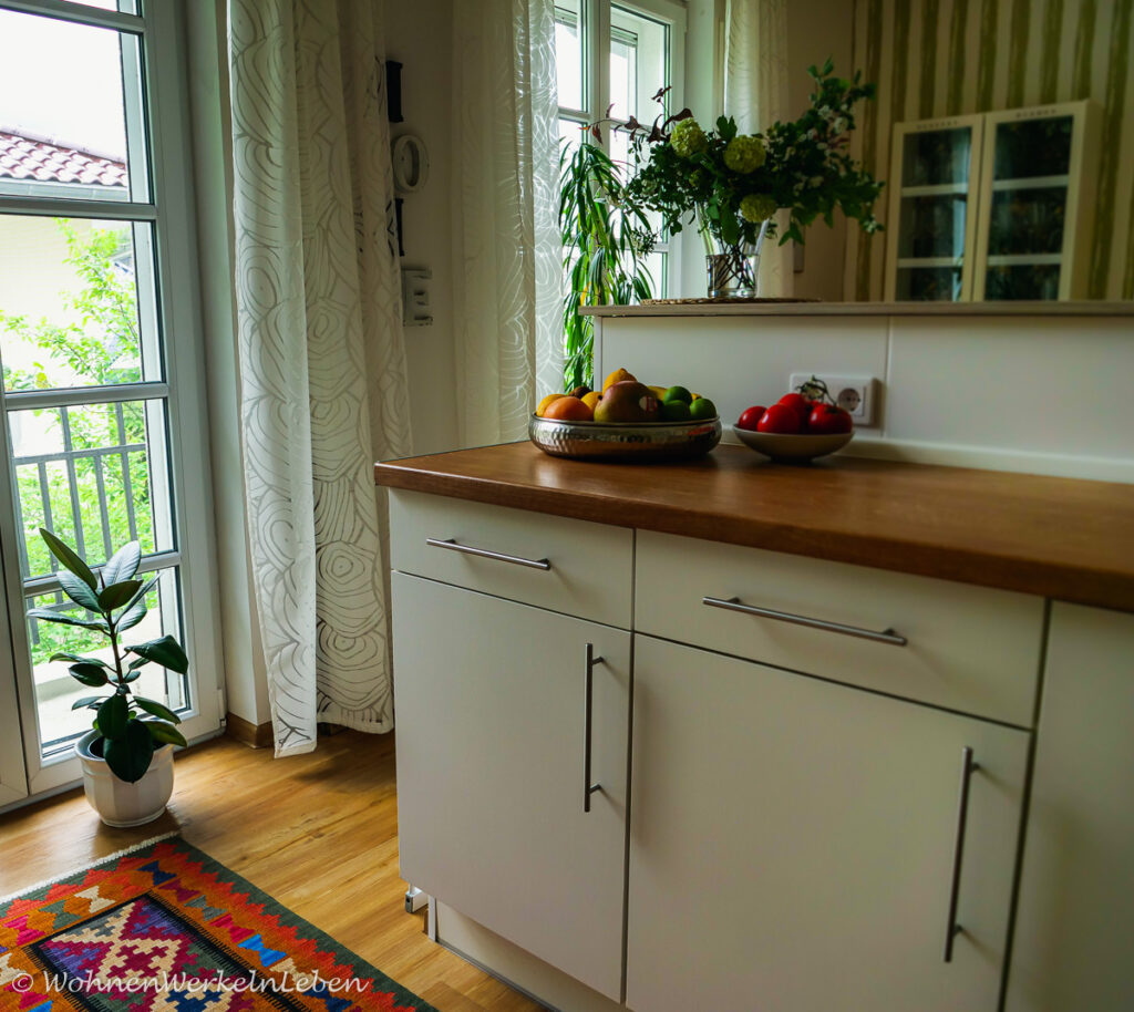 Dekorative, weiße Küche mit Holzarbeitsplatte