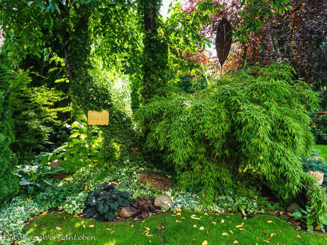 Grüner Schattemplatz im Garten mit Kirschbaum, Bambus