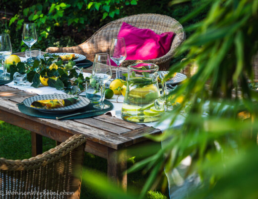 Dekorative, sommerliche Tischdeko mit Zitonen und Limetten in grün und gelb