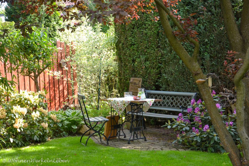 Schattige Sitzecke im Garten