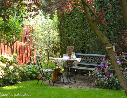 Schattige Sitzecke im Garten